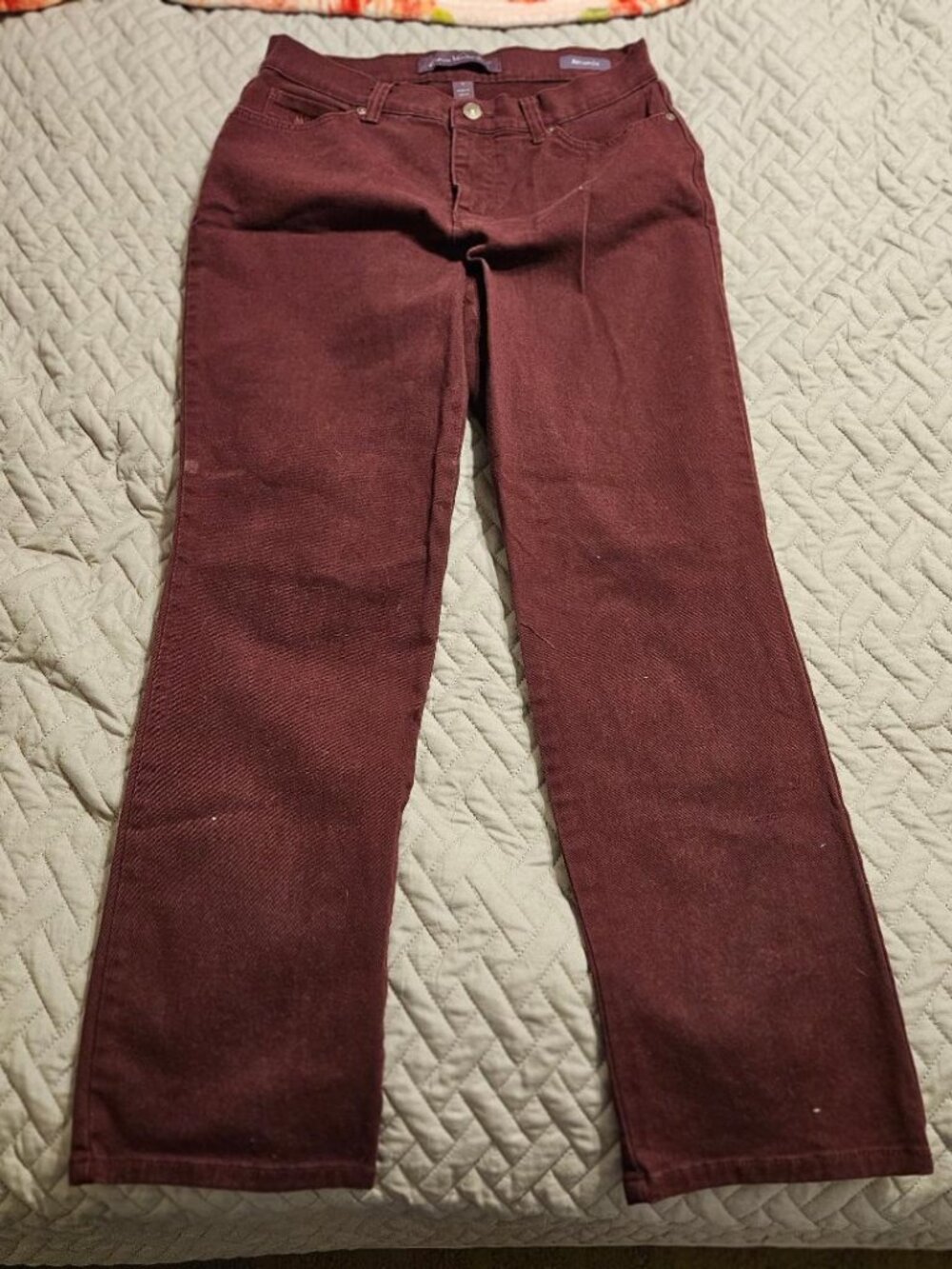 GLORIA VANDERBILT AMANDA size 8 short wine colored jeans